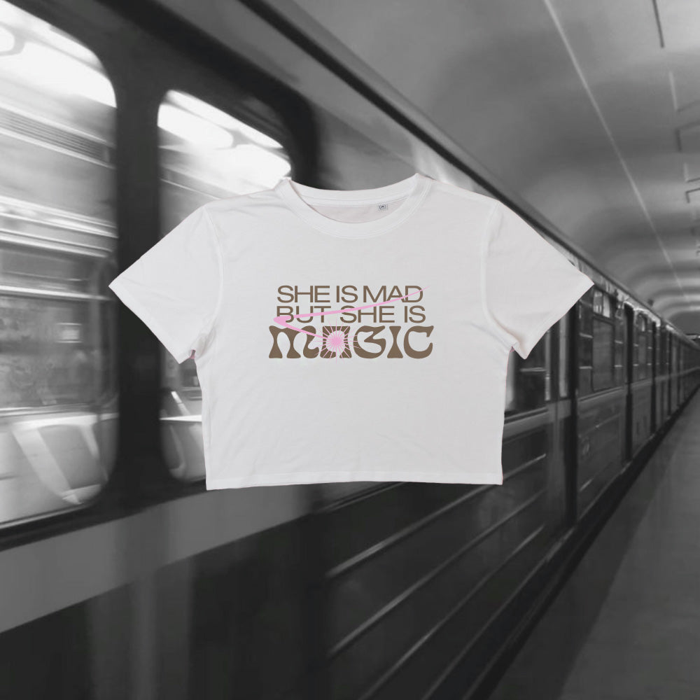T-Shirt Crop Donna - She is mad but she is magic